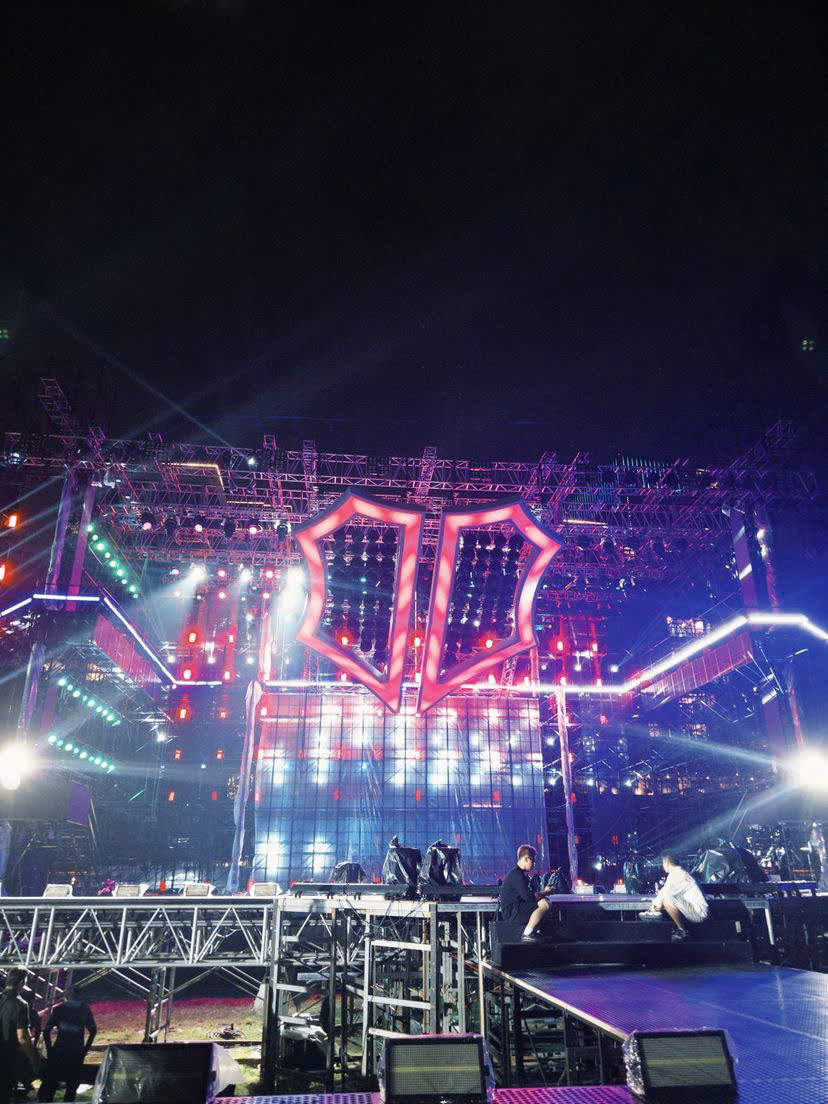 Bộ đèn "khủng" được điều khiển bởi "thần đèn" Long Kenji. Bộ đèn "khủng" được điều khiển bởi "thần đèn" Long Kenji.