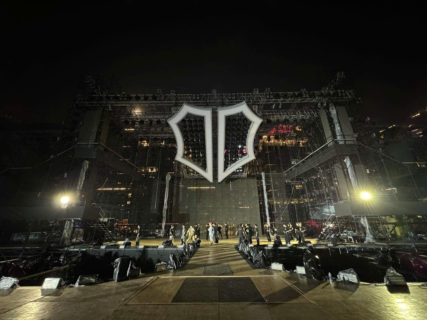 Sân khấu đang trong quá trình hoàn thiện những khâu cuối cùng. - Nguồn ảnh: Broadcast Hà Lê. Sân khấu đang trong quá trình hoàn thiện những khâu cuối cùng. - Nguồn ảnh: Broadcast Hà Lê.