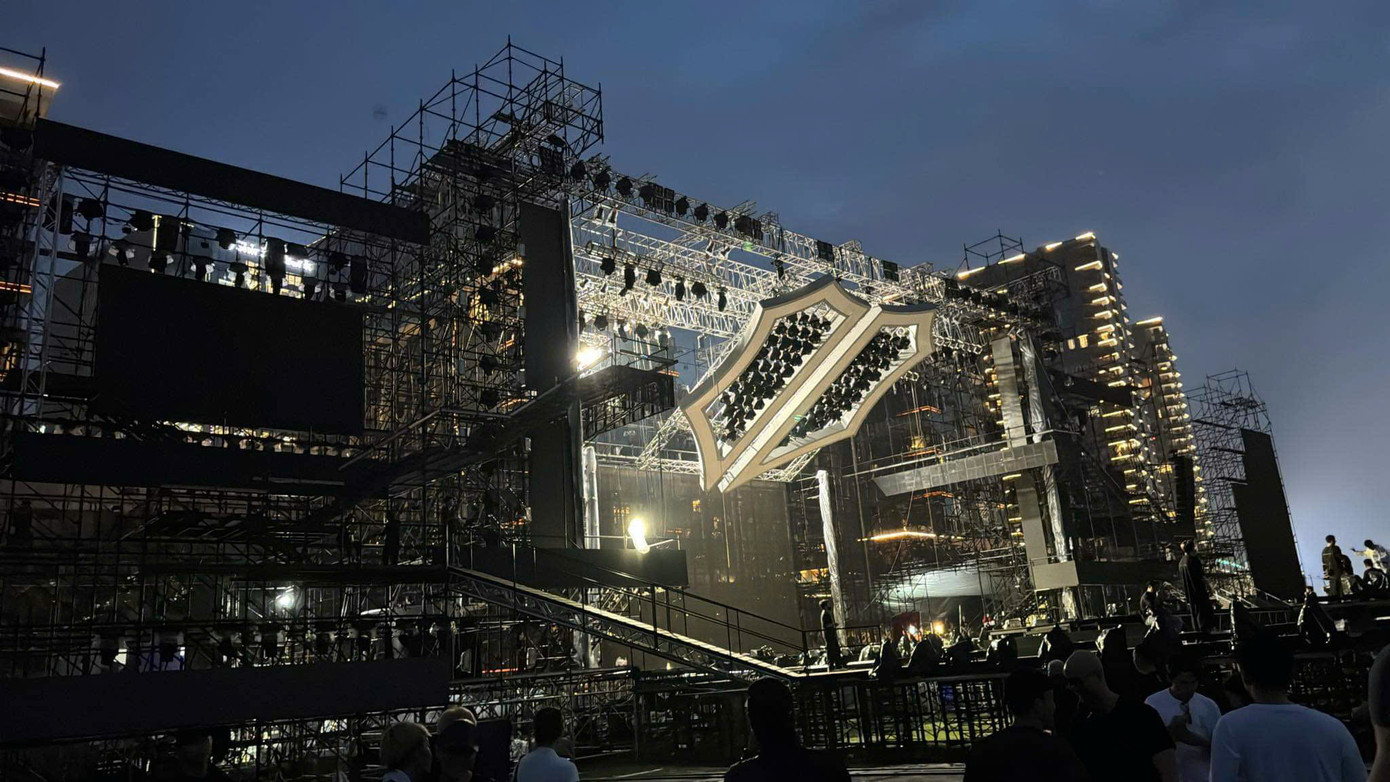 Sân khấu đang trong quá trình hoàn thiện những khâu cuối cùng. - Nguồn ảnh: Broadcast Hà Lê. Sân khấu đang trong quá trình hoàn thiện những khâu cuối cùng. - Nguồn ảnh: Broadcast Hà Lê.