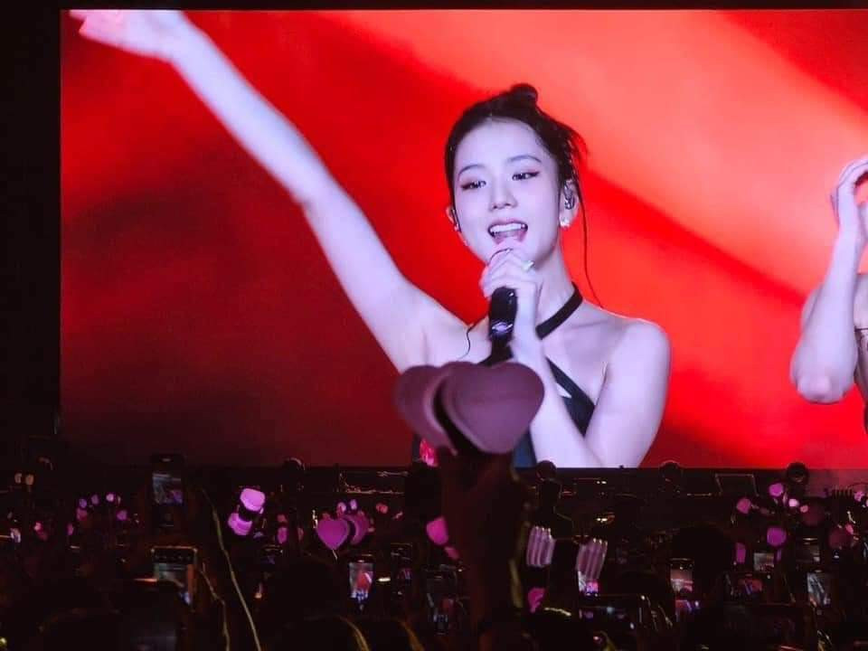 Jisoo là thành viên nhận được cơn mưa lời khen từ khán giả khi liên tục giao lưu, tương tác với fan trên khán đài, đảm bảo không một khu vực nào bị bỏ quên.