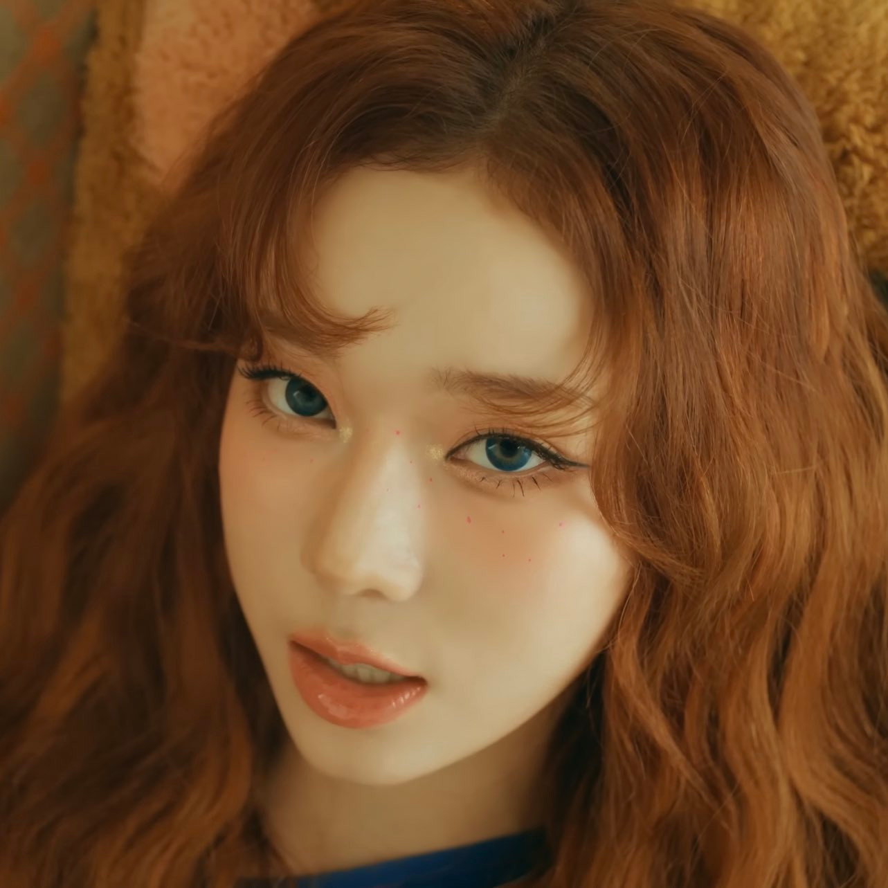 Winter tựa công chúa với mái tóc uốn xoăn.