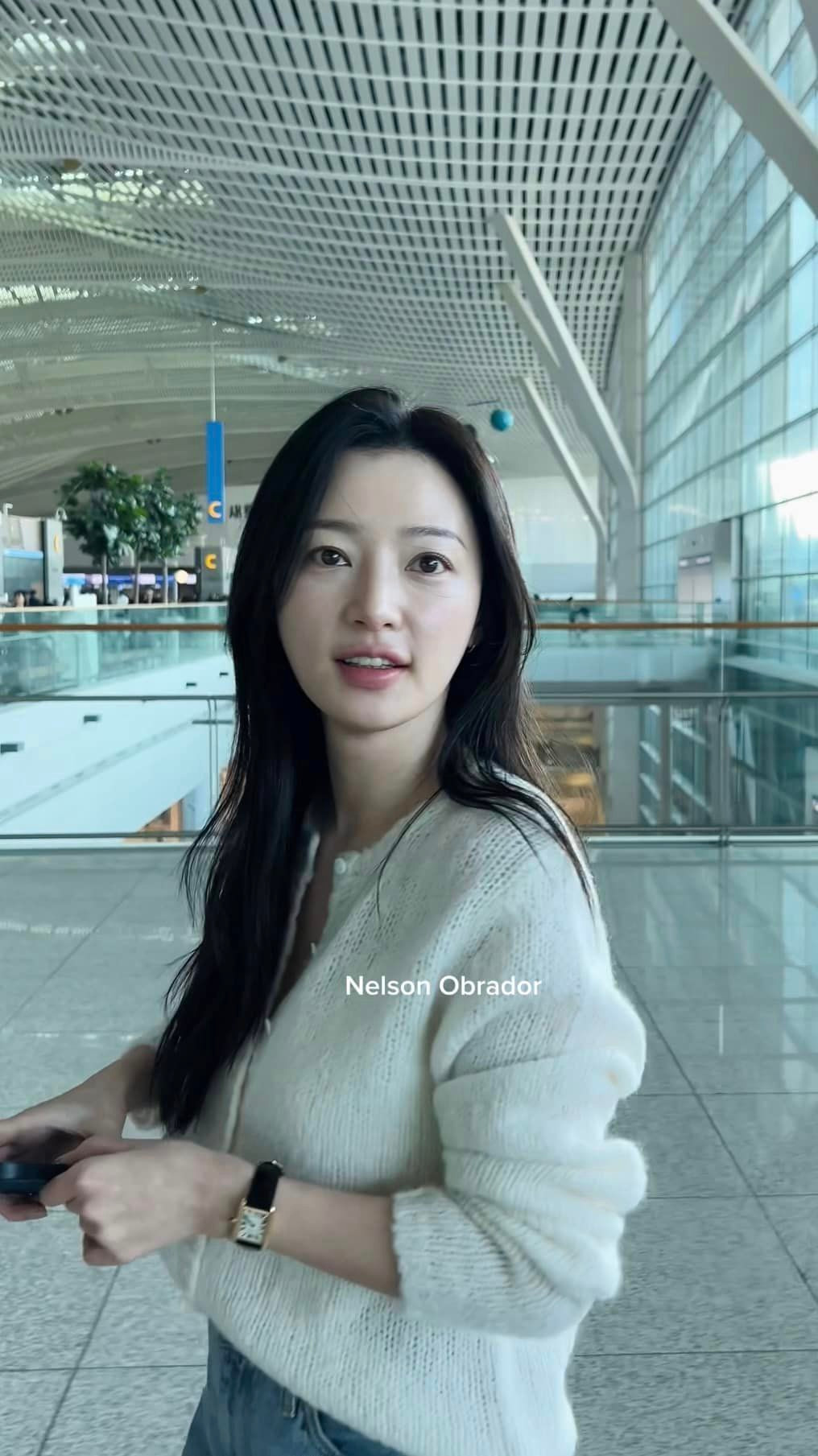 Nàng "ác nữ" Song Ha Yoon trong hình ảnh tại sân bay Incheon trước đó. Cô nàng cũng là nhân tố khiến khán giả Việt trông ngóng bởi vẻ đẹp trong veo. Nàng "ác nữ" Song Ha Yoon trong hình ảnh tại sân bay Incheon trước đó. Cô nàng cũng là nhân tố khiến khán giả Việt trông ngóng bởi vẻ đẹp trong veo.