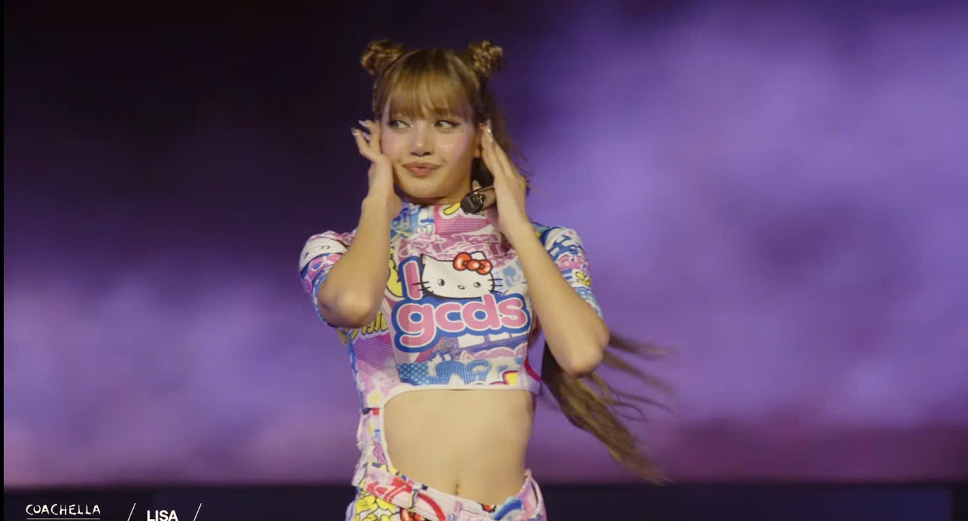 Bộ trang phục thứ hai của Lisa đến từ thương hiệu GCDS kết hợp cùng hình ảnh Hello Kitty, đồng thời khéo léo biến tấu với chiếc thắt lưng làm điểm nhấn.