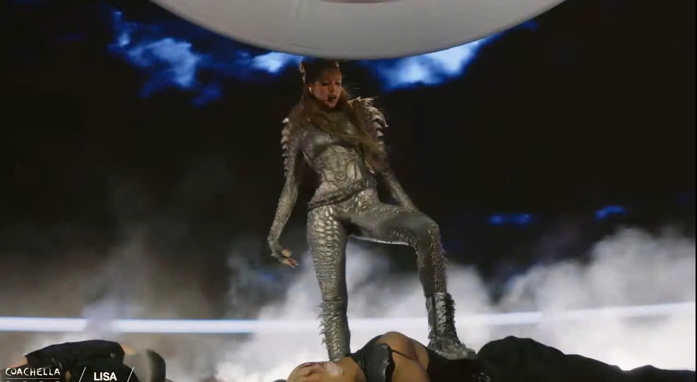 Lisa trình diễn trong bộ trang phục "gai góc", khiến người xem liên tưởng đến hình ảnh của một nữ "chiến binh".