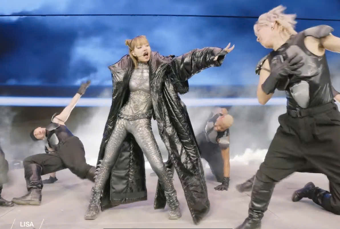 Cô xuất hiện đầy cá tính trong chiếc áo phao đen dáng dài cùng bộ quần áo màu bạc ôm dáng.