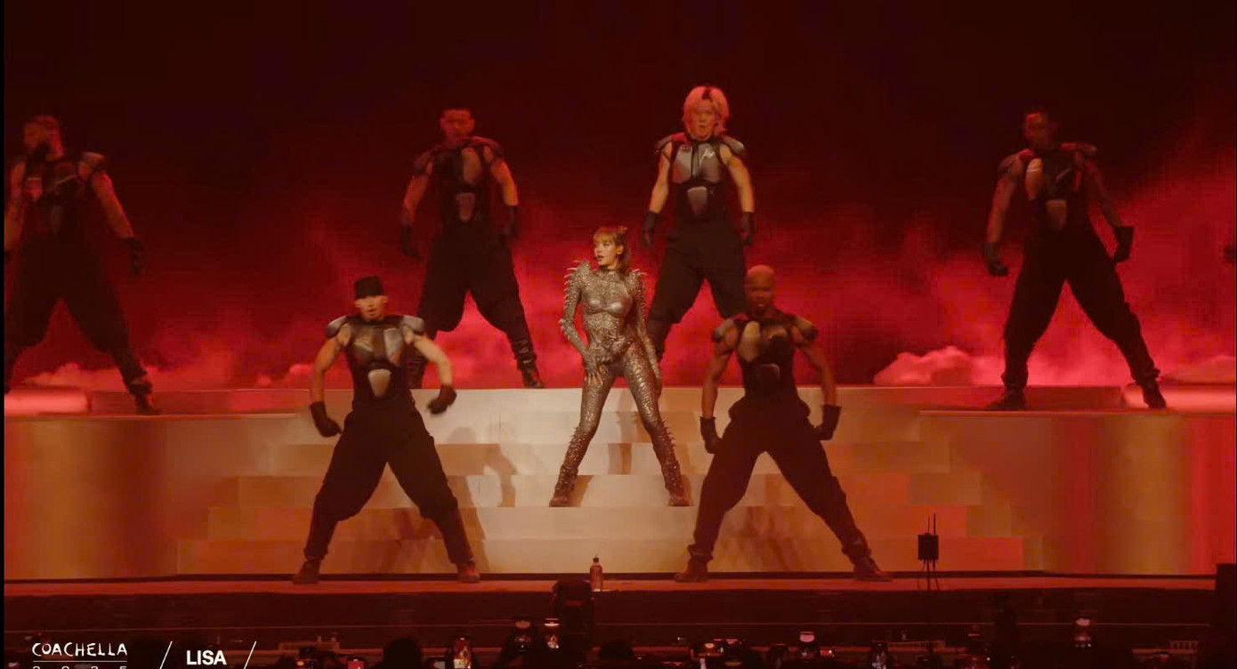 Lisa trình diễn trong bộ trang phục "gai góc", khiến người xem liên tưởng đến hình ảnh của một nữ "chiến binh".