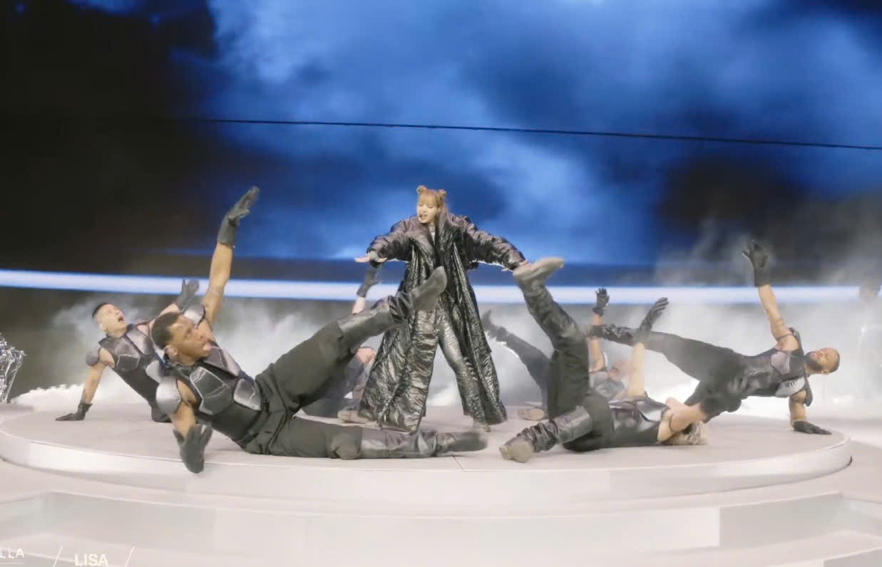 Cô xuất hiện đầy cá tính trong chiếc áo phao đen dáng dài cùng bộ quần áo màu bạc ôm dáng.