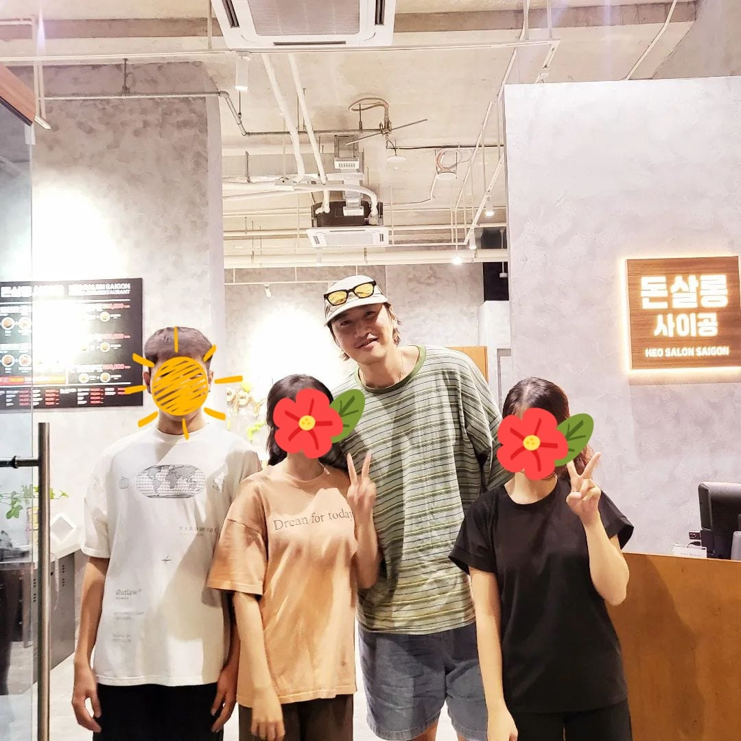 Lee Kwang Soo trong trang phục đời thường giản dị, thoải mái chụp ảnh cùng người hâm mộ tại TP.HCM. (Ảnh: heo.salon_saigon)