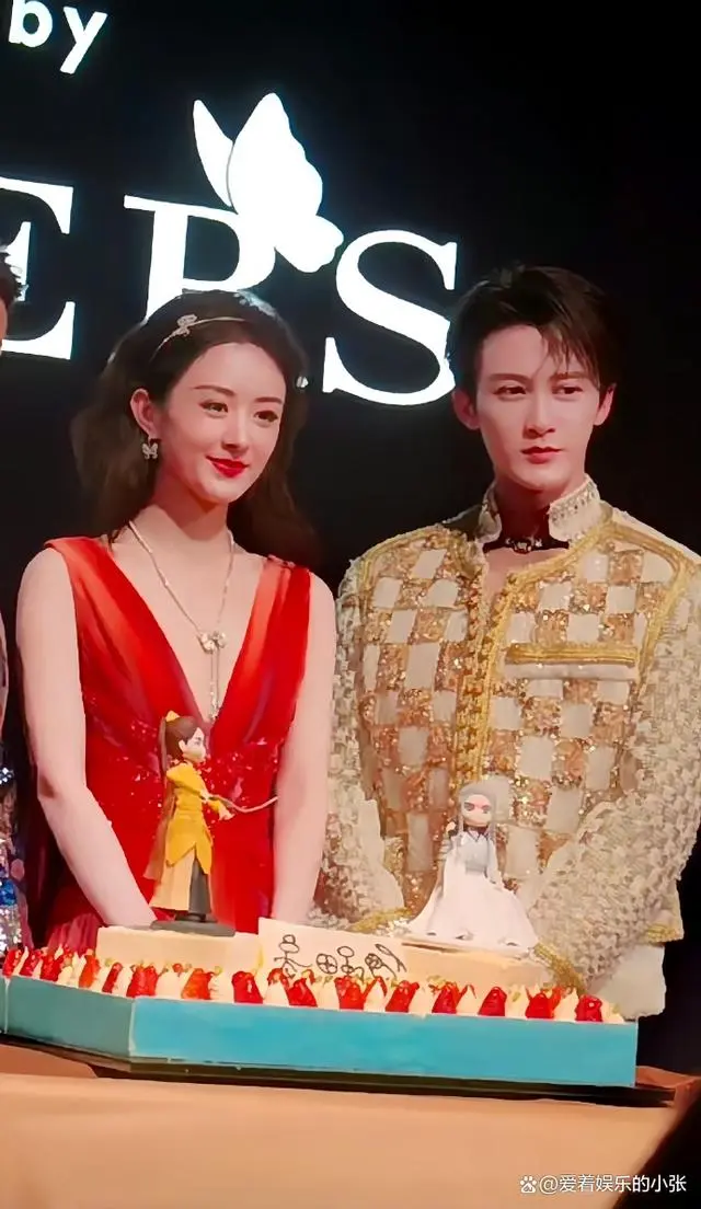 Có thể thấy hai hình chibi trên bánh kem là hai nhân vật Thẩm Ly do Triệu Lệ Dĩnh thủ vai trong Dữ Phượng Hành, và Tương Liễu do Đàn Kiện Thứ thủ vai trong Trường Tương Tư. Có thể thấy hai hình chibi trên bánh kem là hai nhân vật Thẩm Ly do Triệu Lệ Dĩnh thủ vai trong Dữ Phượng Hành, và Tương Liễu do Đàn Kiện Thứ thủ vai trong Trường Tương Tư.