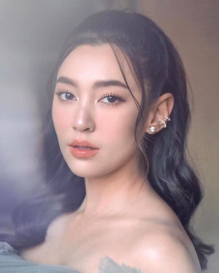Bella Ranee sở hữu nét đẹp lai Thái - Anh cuốn hút. Bella Ranee sở hữu nét đẹp lai Thái - Anh cuốn hút.