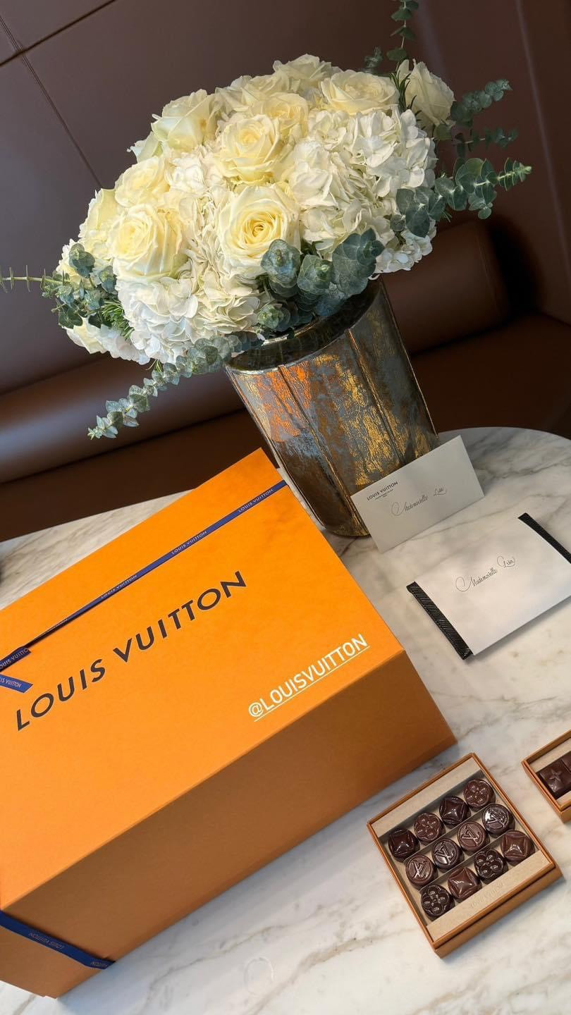 Trước khi xuất hiện khoảng 30 phút, Lisa đã đăng tải món quà của nhà mốt nước Pháp, fan đã đoán rằng có lẽ cô sẽ tới show diễn của LV.