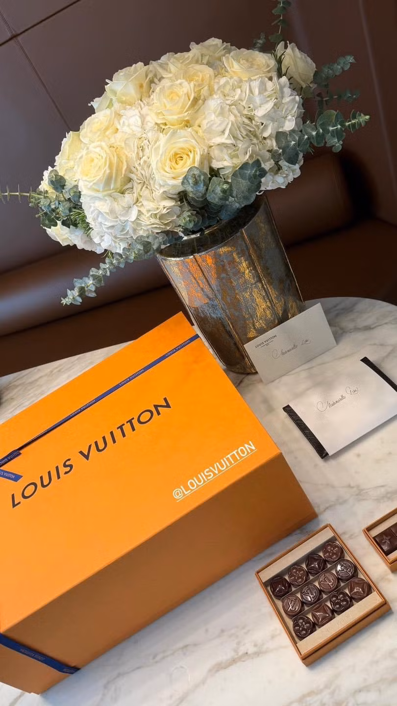 Trước khi xuất hiện khoảng 30 phút, Lisa đã đăng tải món quà của nhà mốt nước Pháp, fan đã đoán rằng có lẽ cô sẽ tới show diễn của LV.