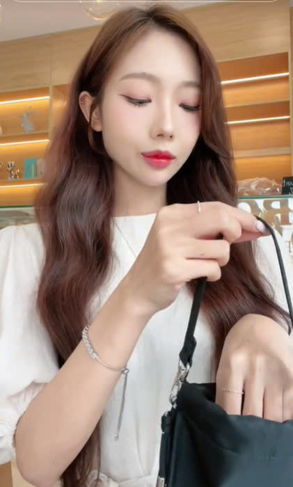 Mũ lưỡi trai và túi xách của cô gái sánh vai bên Michael Trương rất giống với những món đồ mà Yuna Vũ có. Mũ lưỡi trai và túi xách của cô gái sánh vai bên Michael Trương rất giống với những món đồ mà Yuna Vũ có.