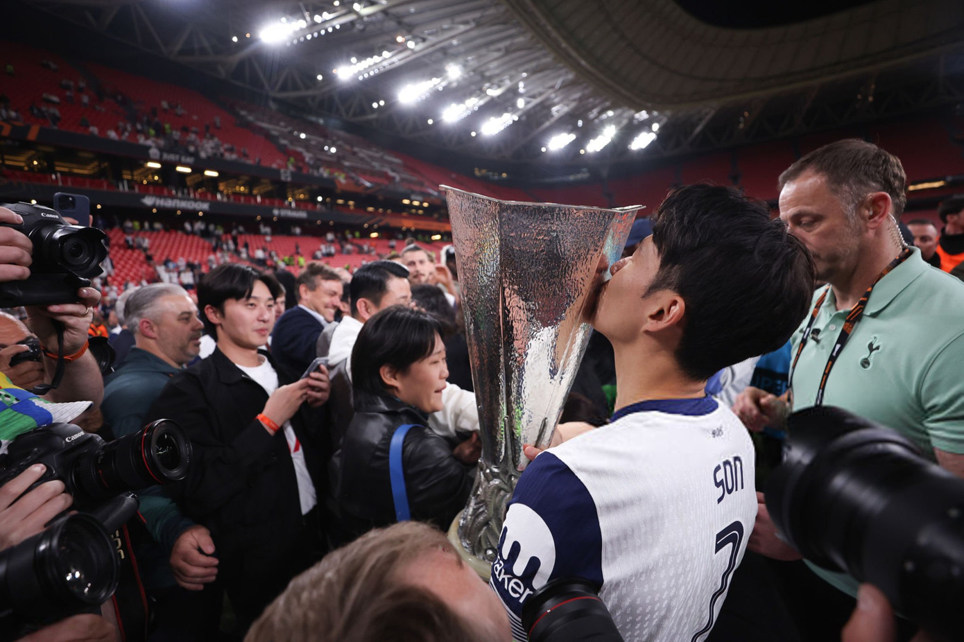 Park Seo Joon hóa thành "phó nháy" cho đội trưởng Son. Park Seo Joon hóa thành "phó nháy" cho đội trưởng Son.