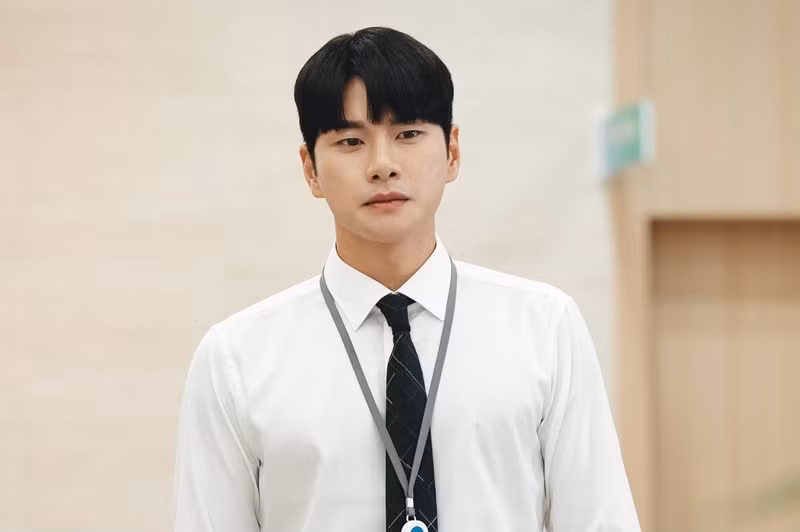 Lee Yi Kyung nghiêm nghị với trang phục công sở Lee Yi Kyung nghiêm nghị với trang phục công sở