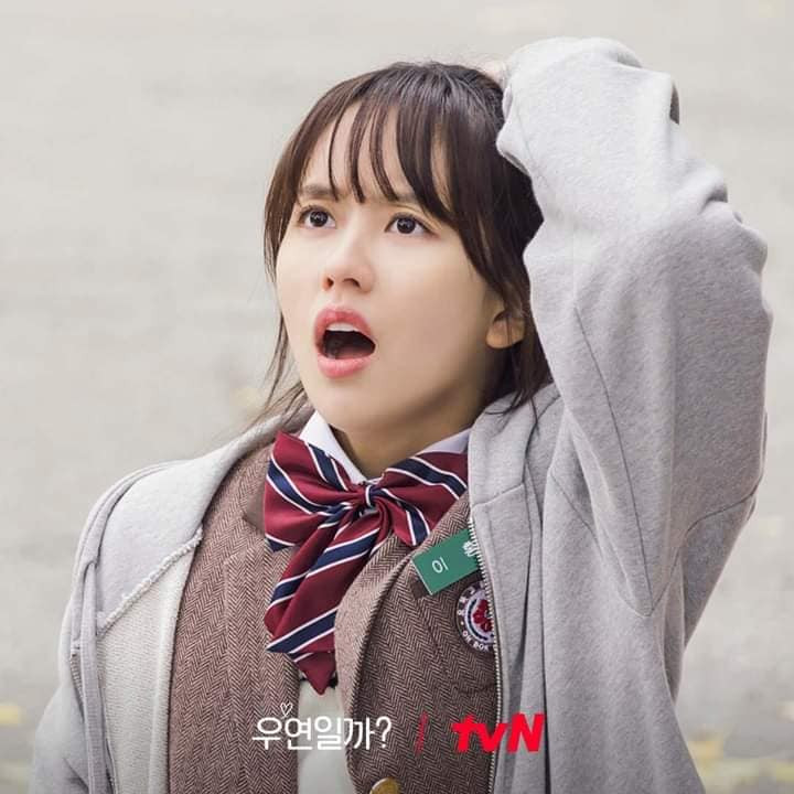 Tại "vũ trụ" Serendipity's Embrace, Kim So Hyun tiếp tục chào sân với hình tượng Lee Hong Joo luôn nghịch ngợm và vụng về.