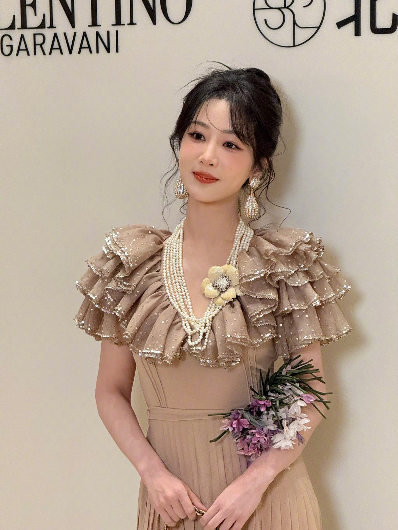 Làn da căng mướt, bóng mịn của Dương Tử trước ống kính phóng viên cũng nhận được nhiều lời khen có cánh từ cư dân mạng.