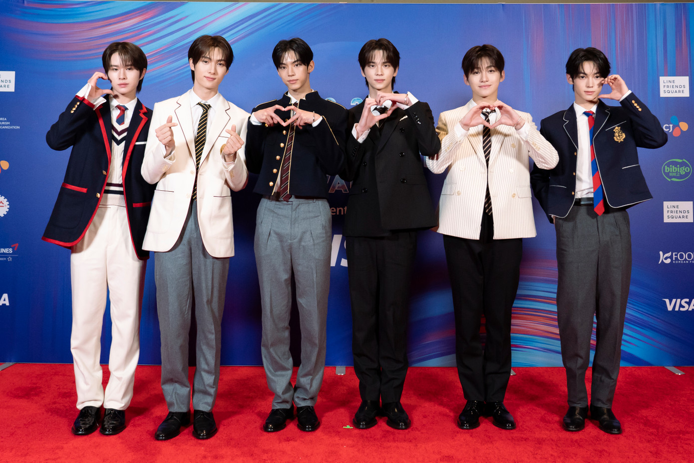 Thành tích của TWS nổi bật so với các đối thủ cùng đề cử, thế nhưng những nghi vấn về gian lận đã khiến chiến thắng của nhóm nhận về ý kiến trái chiều. Thành tích của TWS nổi bật so với các đối thủ cùng đề cử, thế nhưng những nghi vấn về gian lận đã khiến chiến thắng của nhóm nhận về ý kiến trái chiều.