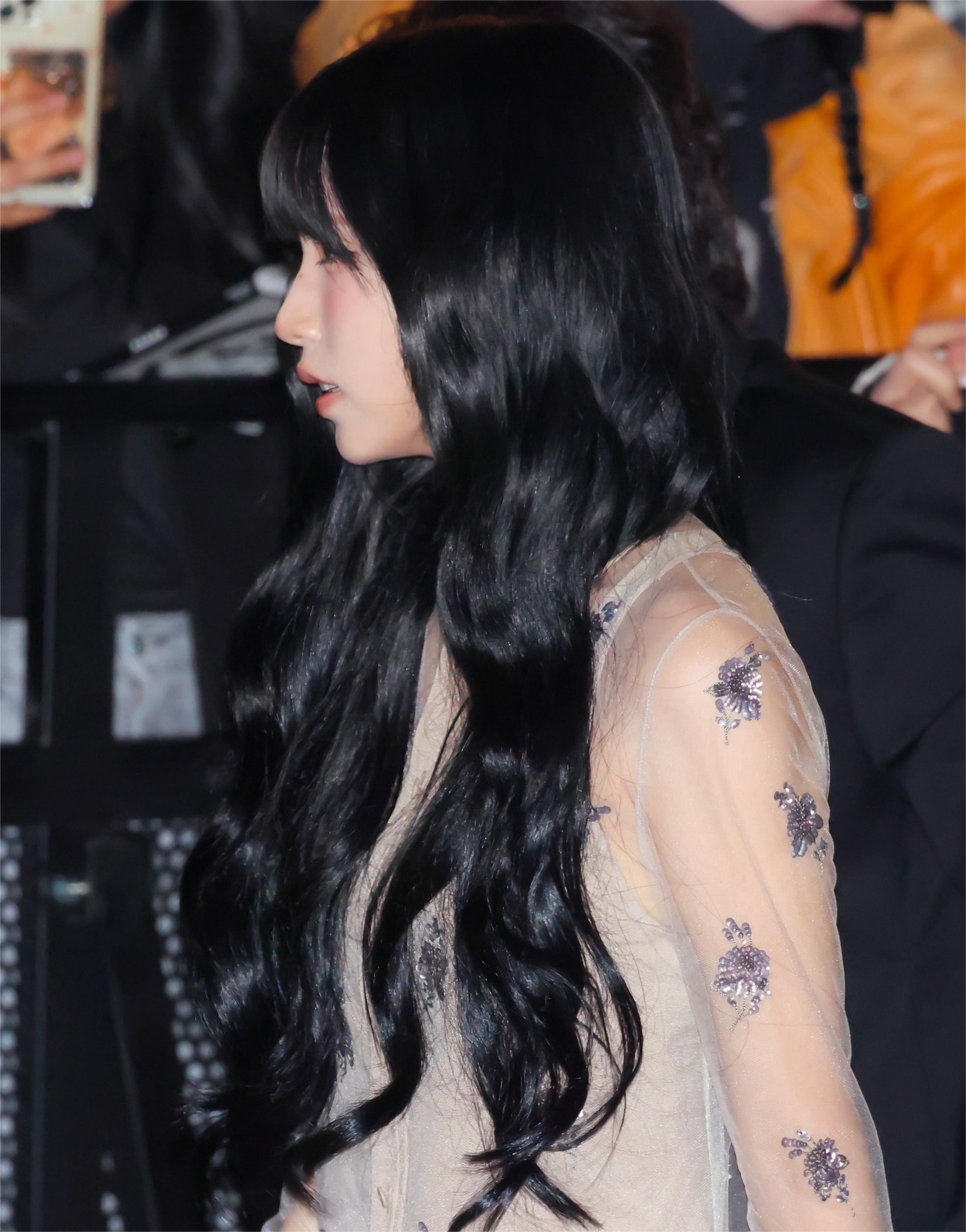 Góc nghiêng của mỹ nhân sinh năm 1997 đang làm fan xốn xang trên Twitter.