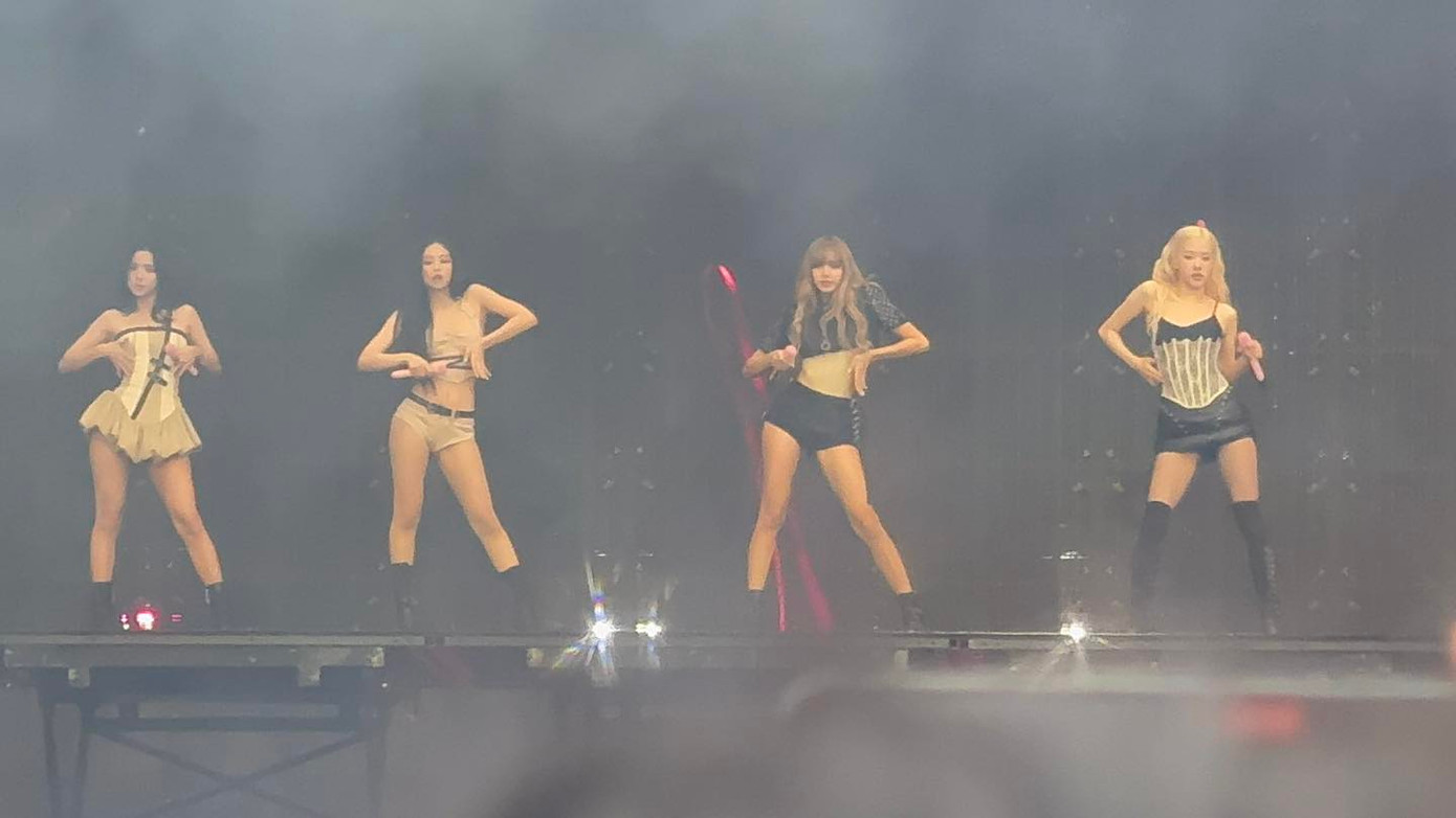 Các cô gái mở màn với sân khấu "cực cháy" cùng bản hit Kill This Love.