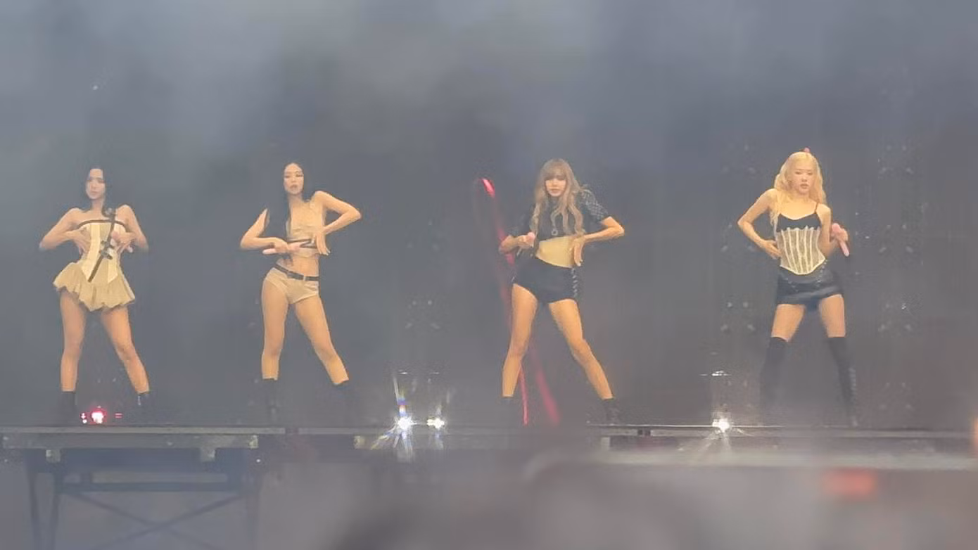 Các cô gái mở màn với sân khấu "cực cháy" cùng bản hit Kill This Love.