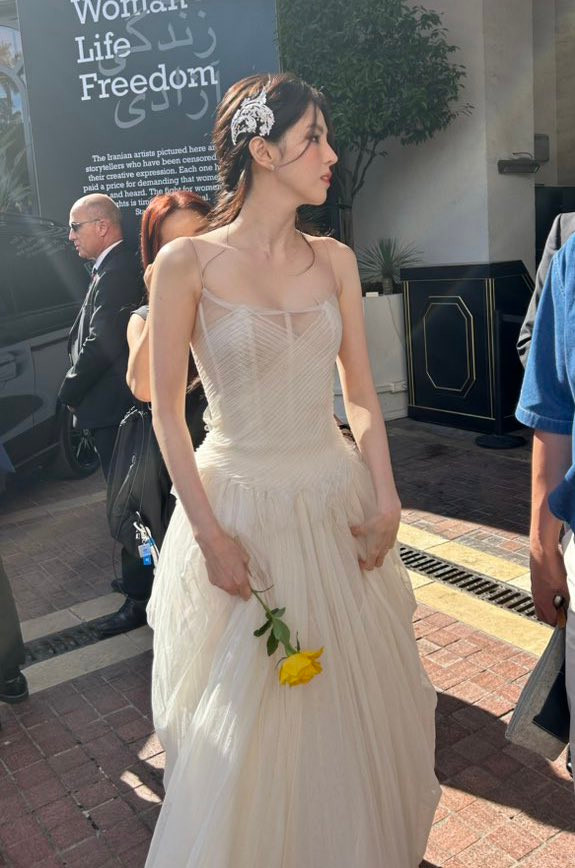 Bức ảnh chụp vội cũng không thể dìm ngoại hình nữ diễn viên.