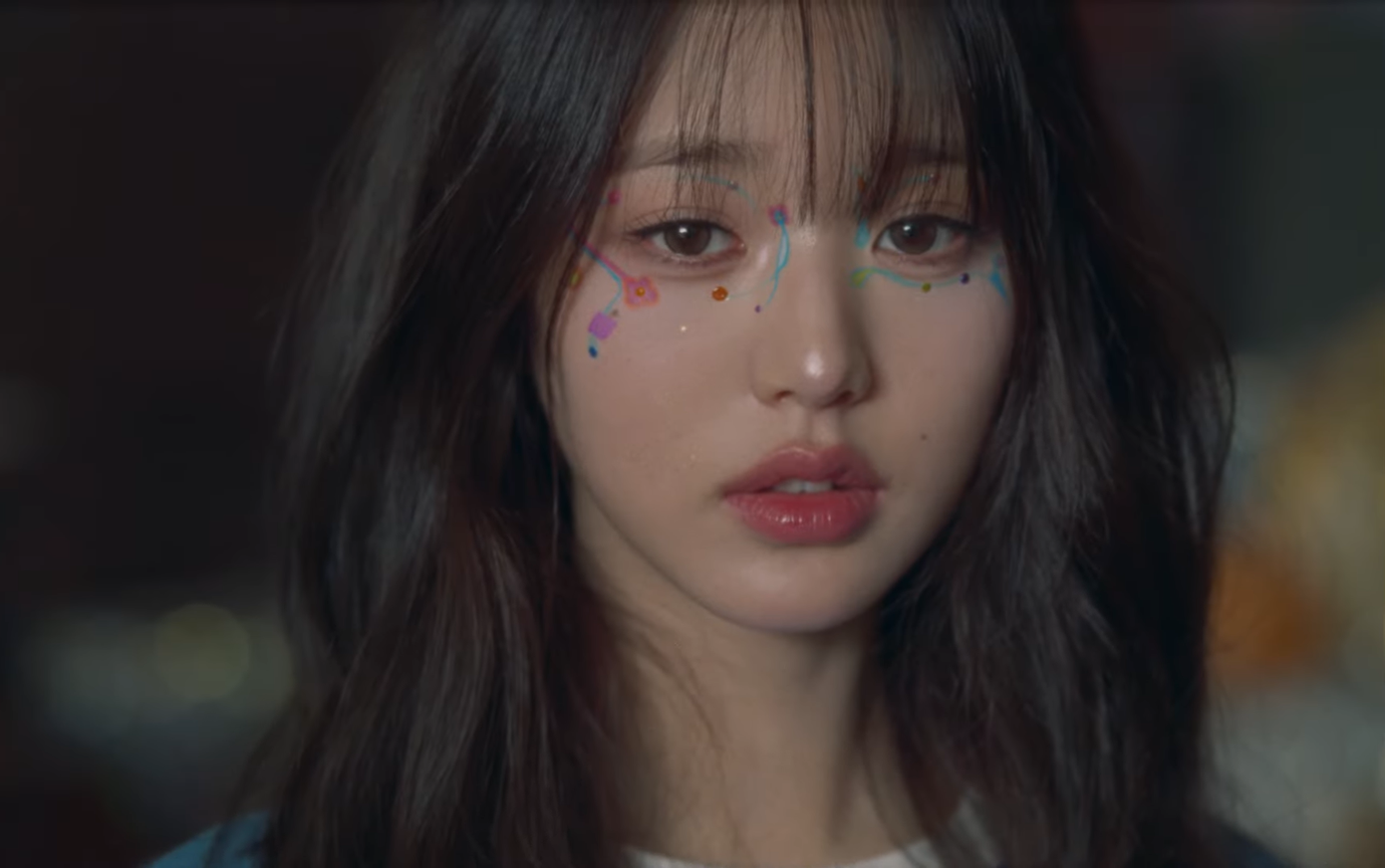 Trái với mong đợi về màu tóc vàng của người hâm mộ sau khi xem teaser, Jang Wonyoung vẫn xuất hiện với mái màu tóc đen quen thuộc nhưng lại phù hợp với tâm trạng bài hát. Trái với mong đợi về màu tóc vàng của người hâm mộ sau khi xem teaser, Jang Wonyoung vẫn xuất hiện với mái màu tóc đen quen thuộc nhưng lại phù hợp với tâm trạng bài hát.