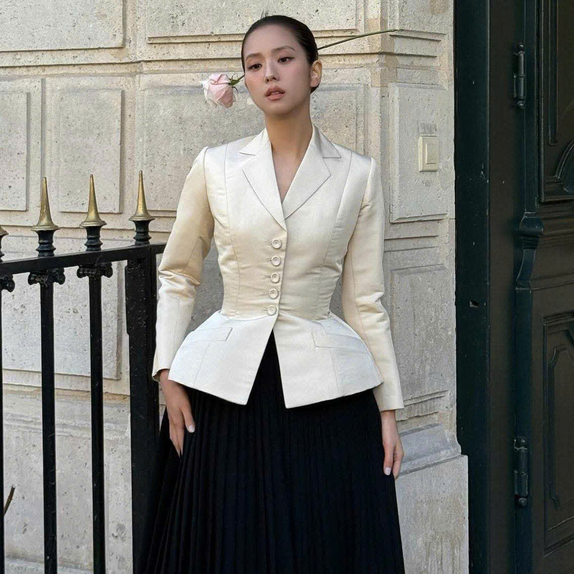 Jisoo được bắt gặp đang quay phim tại phim trường "Boyfriend On Demand".