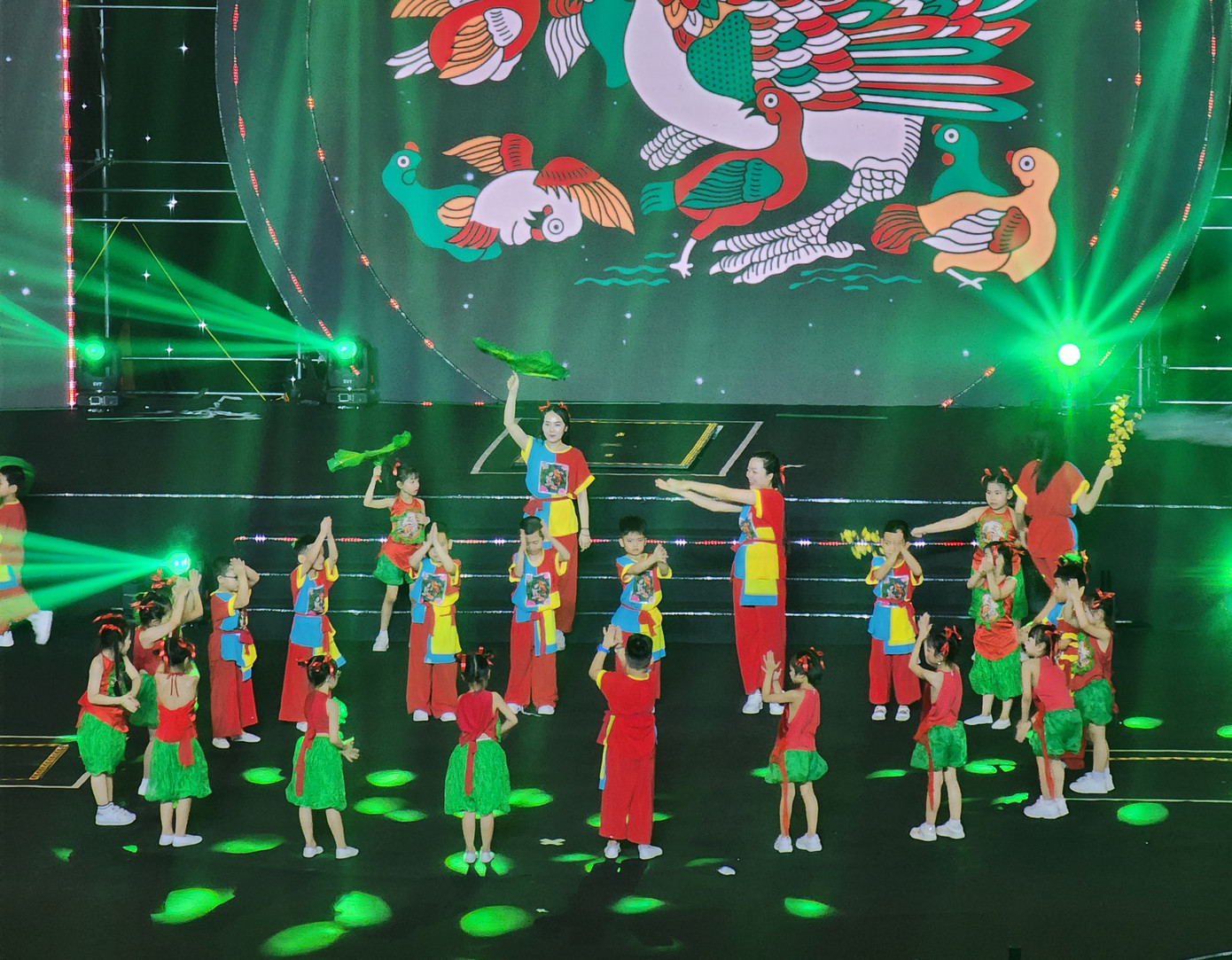 Các tiết mục đều có sự tham gia của cả thầy cô và trò trường Tiểu học Đoàn Thị Điểm. Các tiết mục đều có sự tham gia của cả thầy cô và trò trường Tiểu học Đoàn Thị Điểm.