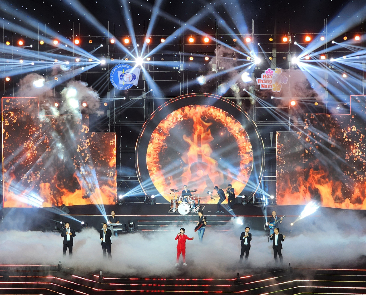 Hội trường như bùng cháy với tiết mục "Đường đến ngày vinh quang". Hội trường như bùng cháy với tiết mục "Đường đến ngày vinh quang".