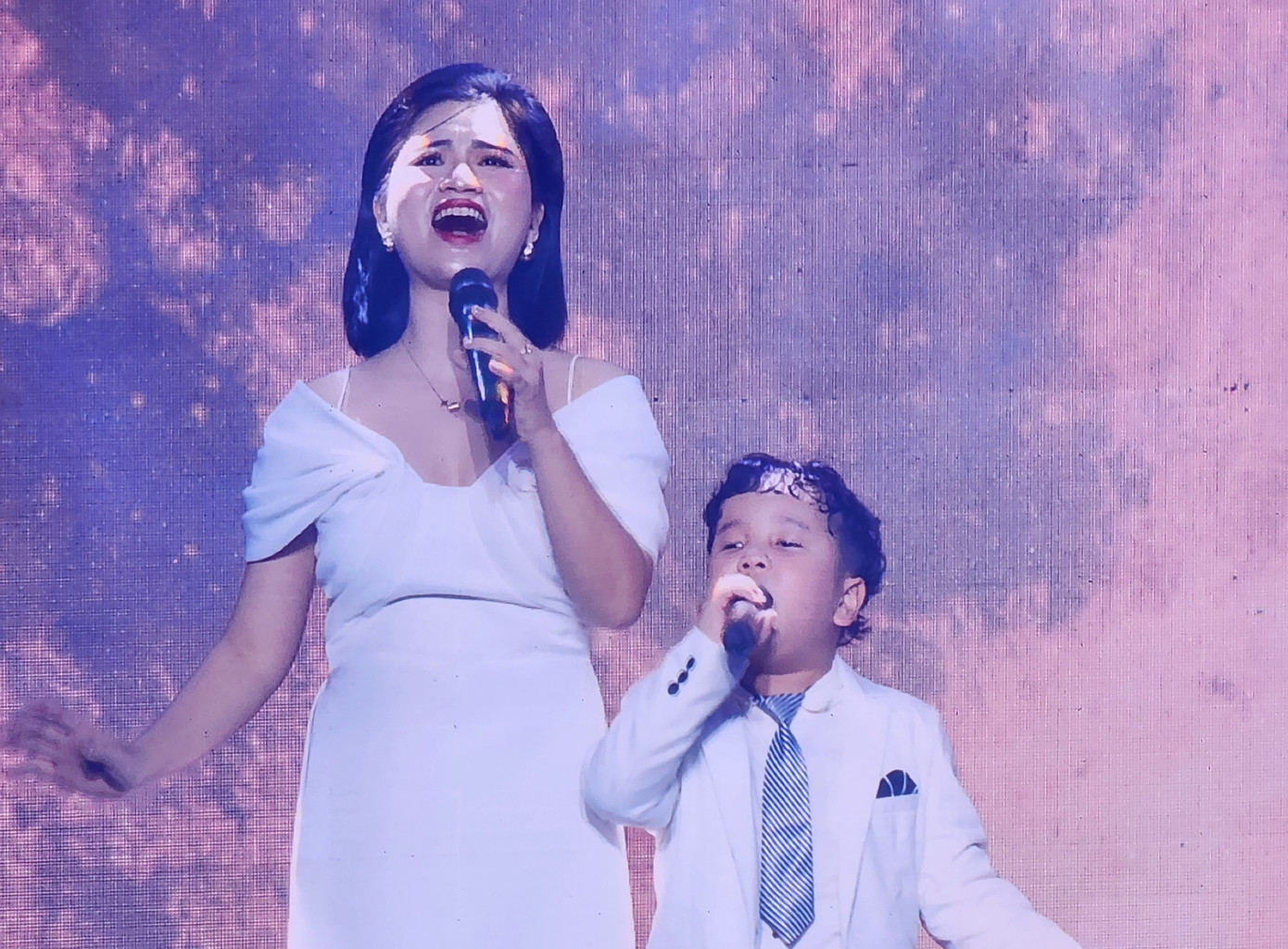 Nhiều phụ huynh không khỏi xúc động với tiết mục "Mẹ hãy nắm chặt tay con đi". Nhiều phụ huynh không khỏi xúc động với tiết mục "Mẹ hãy nắm chặt tay con đi".