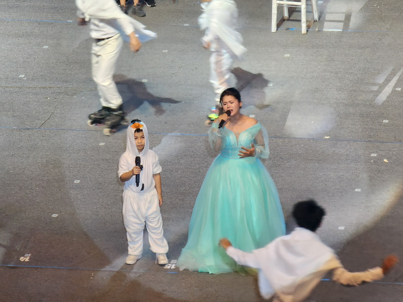 Liên khúc Let it go & Do you want to build a snowman như "dát vàng" tai người nghe với những nốt cao được thực hiện hoàn hảo. Liên khúc Let it go & Do you want to build a snowman như "dát vàng" tai người nghe với những nốt cao được thực hiện hoàn hảo.