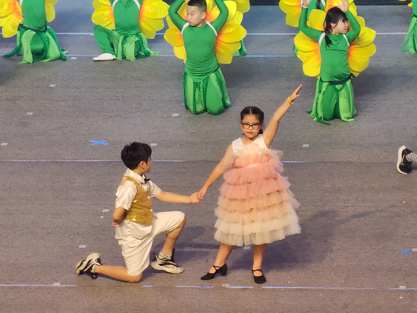 Tương tác đáng yêu giữa các bạn học sinh. Tương tác đáng yêu giữa các bạn học sinh.