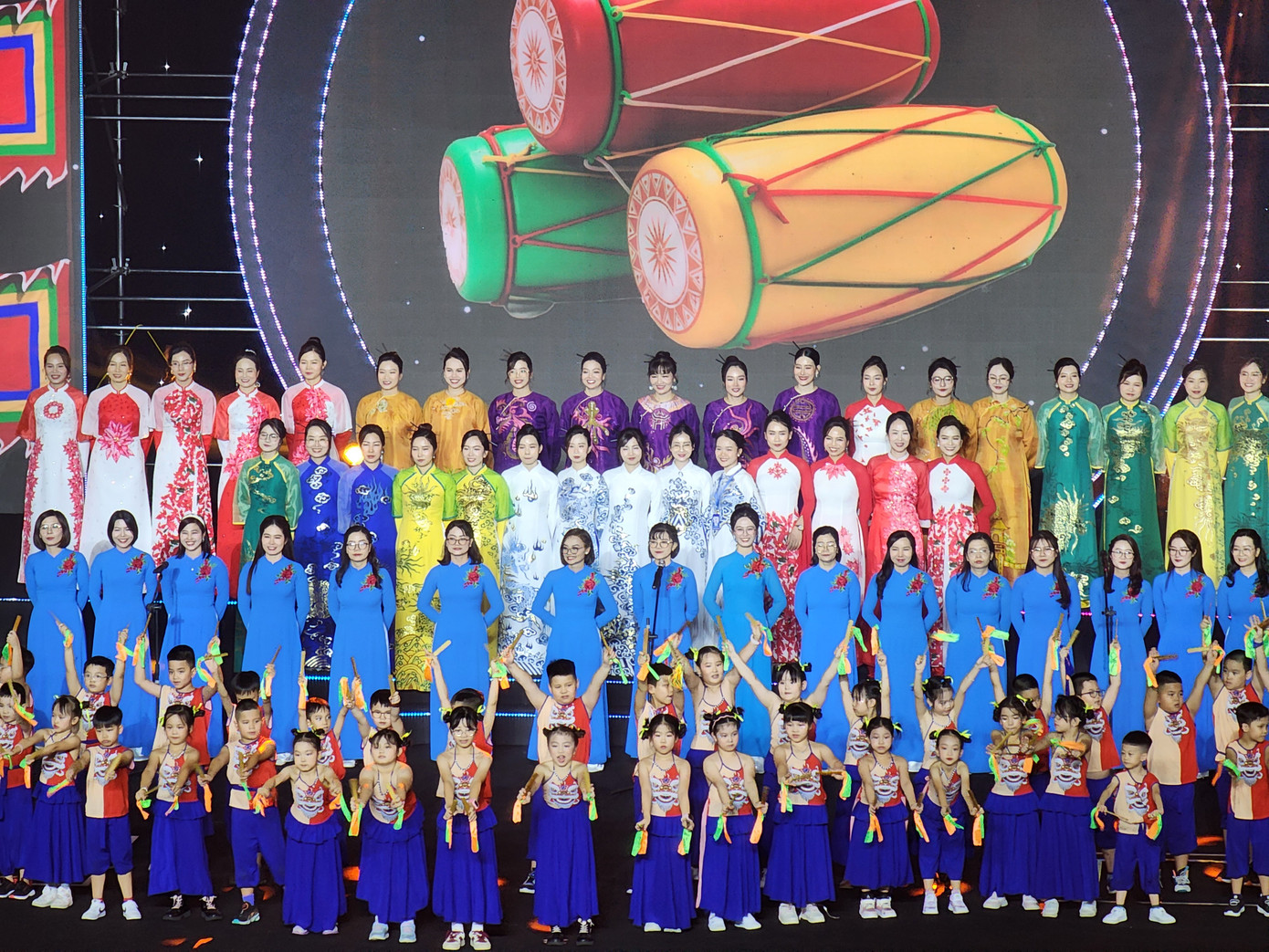 Phần hòa âm trong trẻo của tween và cô thầy trong tiết mục "Trống cơm" khiến khán giả choáng ngợp vì sự chuyên nghiệp. Phần hòa âm trong trẻo của tween và cô thầy trong tiết mục "Trống cơm" khiến khán giả choáng ngợp vì sự chuyên nghiệp.