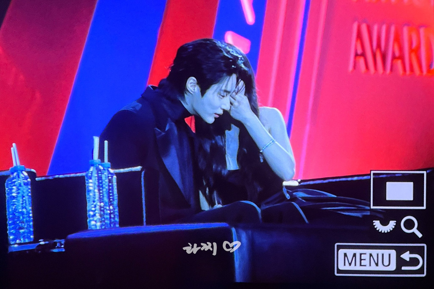 Bức ảnh ghi lại khoảnh khắc Kim Hye Yoon ghé sát tai Byeon Woo Seok trò chuyện đang được lan truyền rộng rãi trên các trang mạng. Bức ảnh ghi lại khoảnh khắc Kim Hye Yoon ghé sát tai Byeon Woo Seok trò chuyện đang được lan truyền rộng rãi trên các trang mạng.