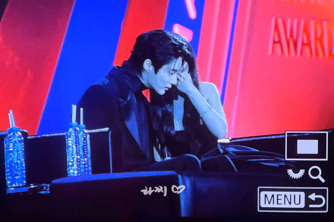 Bức ảnh ghi lại khoảnh khắc Kim Hye Yoon ghé sát tai Byeon Woo Seok trò chuyện đang được lan truyền rộng rãi trên các trang mạng.