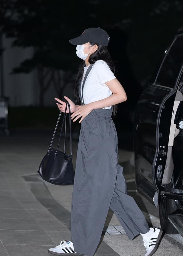 Nữ rapper trùm kín từ đầu đến chân.