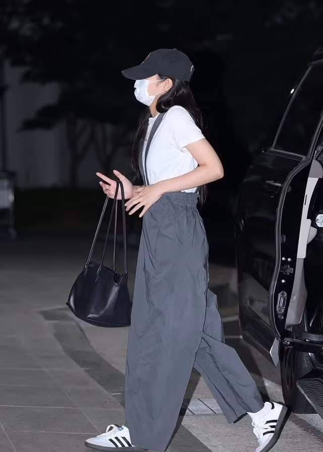 Nữ rapper trùm kín từ đầu đến chân. Nữ rapper trùm kín từ đầu đến chân.