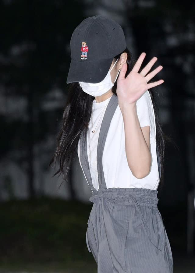 Cô nàng ngại ngùng vẫy tay chào phóng viên và người hâm mộ.
