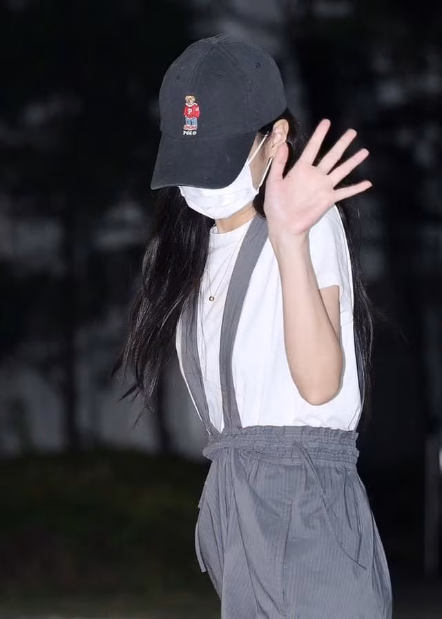 Cô nàng ngại ngùng vẫy tay chào phóng viên và người hâm mộ. Cô nàng ngại ngùng vẫy tay chào phóng viên và người hâm mộ.