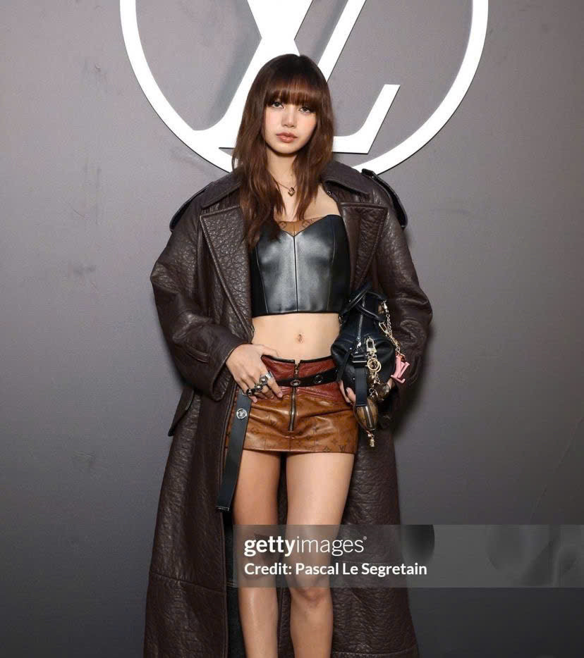 Vóc dáng chuẩn chỉnh giúp tôn lên bộ đồ của Lisa.