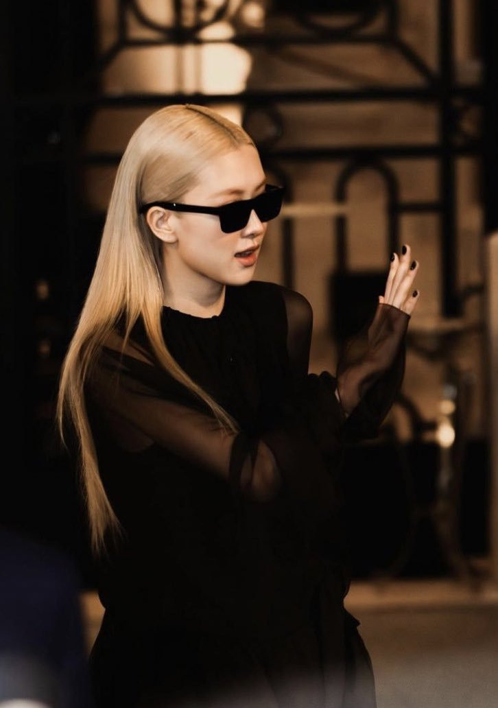 Bức hình xứng danh &quot;đại minh tinh&quot; của nữ thần tượng trên đường tham dự show diễn Ready-to-wear Fall-Winter 2024/2025 của YSL.