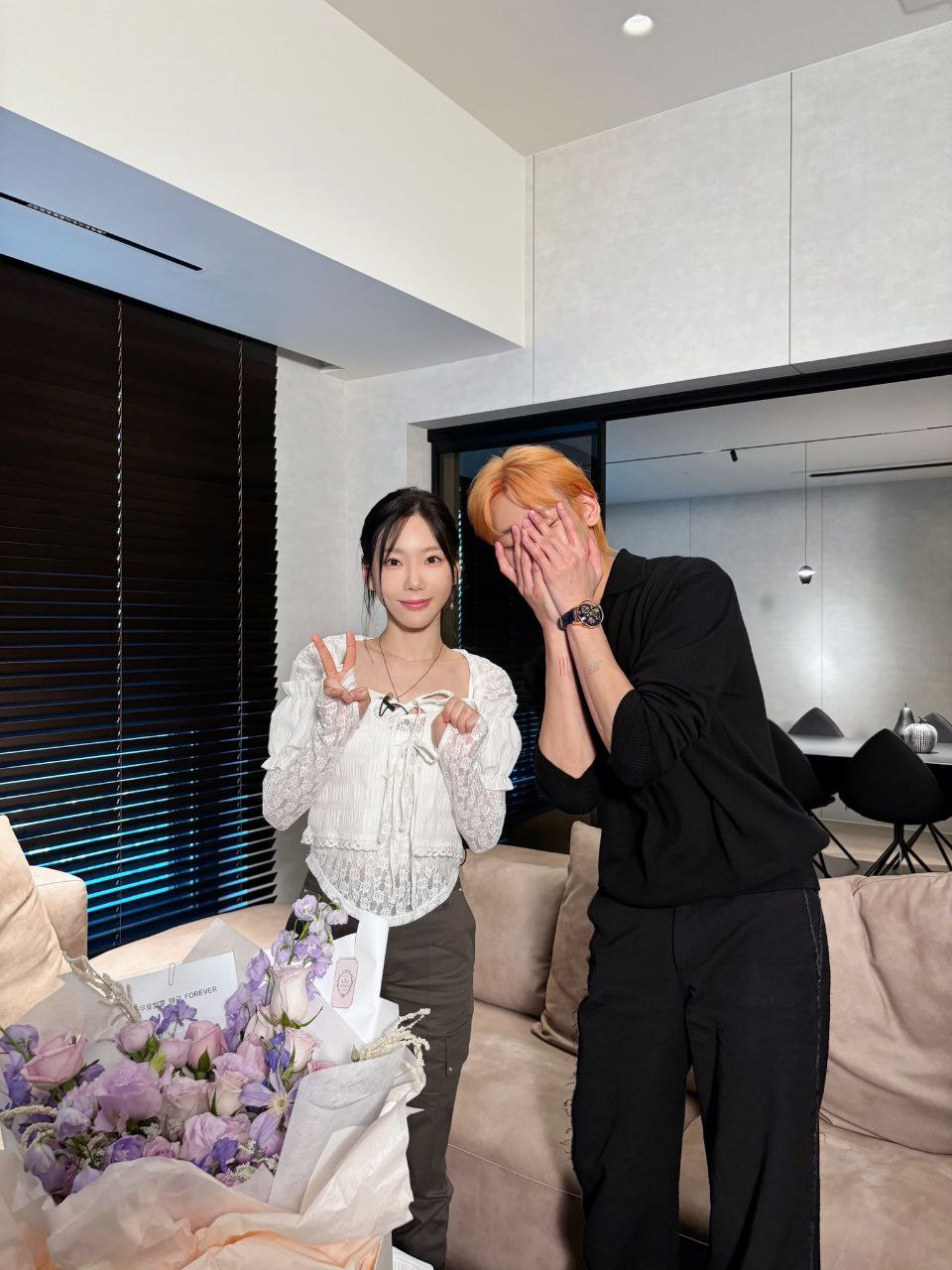 Thích thú tặng cả trường quay cho idol thế này thì chắc hẳn chỉ có mỗi BamBam thôi! Thích thú tặng cả trường quay cho idol thế này thì chắc hẳn chỉ có mỗi BamBam thôi!