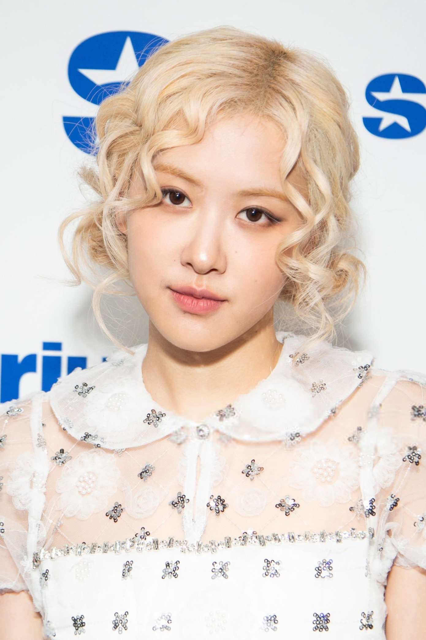 Cận cảnh nhan sắc đẹp không tì vết của Rosé cùng trang phục nằm trong BST Xuân Hè 2020 của nhà mốt Vivetta.