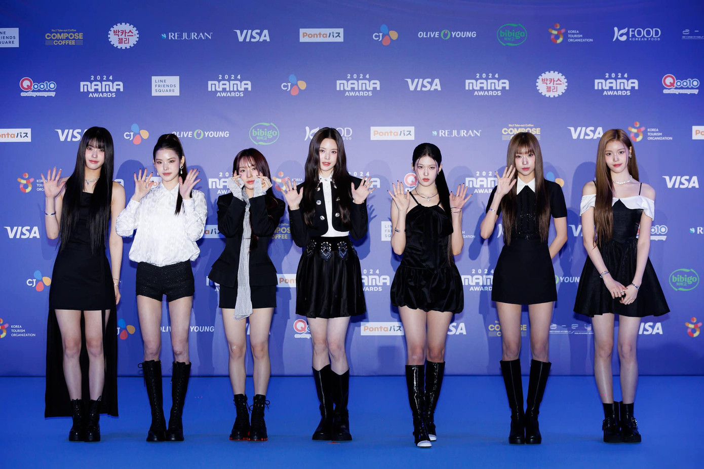 Nhóm nữ bước ra từ chương trình sống còn I-LAND 2 - IZNA gây tò mò khi lần đầu xuất hiện tại MAMA. Nhóm nữ bước ra từ chương trình sống còn I-LAND 2 - IZNA gây tò mò khi lần đầu xuất hiện tại MAMA.