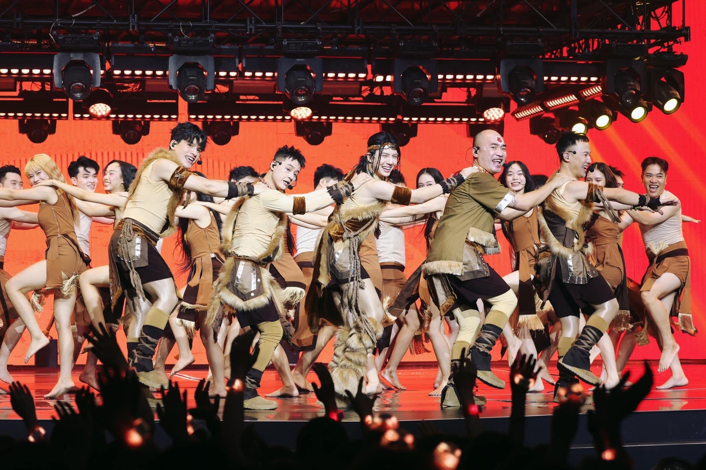 Nhà Thiếu Nhi kết hợp màu sắc đương đại và truyền thống vào tiết mục với ý tưởng làm sao giữ màu sắc dân gian của giai điệu gốc song vẫn phải sáng tạo, tạo điểm nhấn qua cách phối, dàn dựng tiết mục concept người nguyên thủy. - Ảnh: BTC Nhà Thiếu Nhi kết hợp màu sắc đương đại và truyền thống vào tiết mục với ý tưởng làm sao giữ màu sắc dân gian của giai điệu gốc song vẫn phải sáng tạo, tạo điểm nhấn qua cách phối, dàn dựng tiết mục concept người nguyên thủy. - Ảnh: BTC