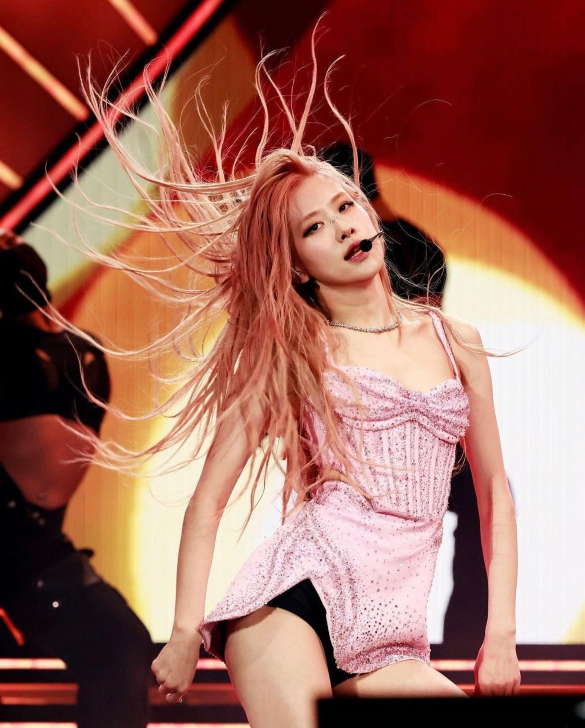 Bức ảnh chứng thực danh xưng "con gái thần gió" của Rosé. Bức ảnh chứng thực danh xưng "con gái thần gió" của Rosé.