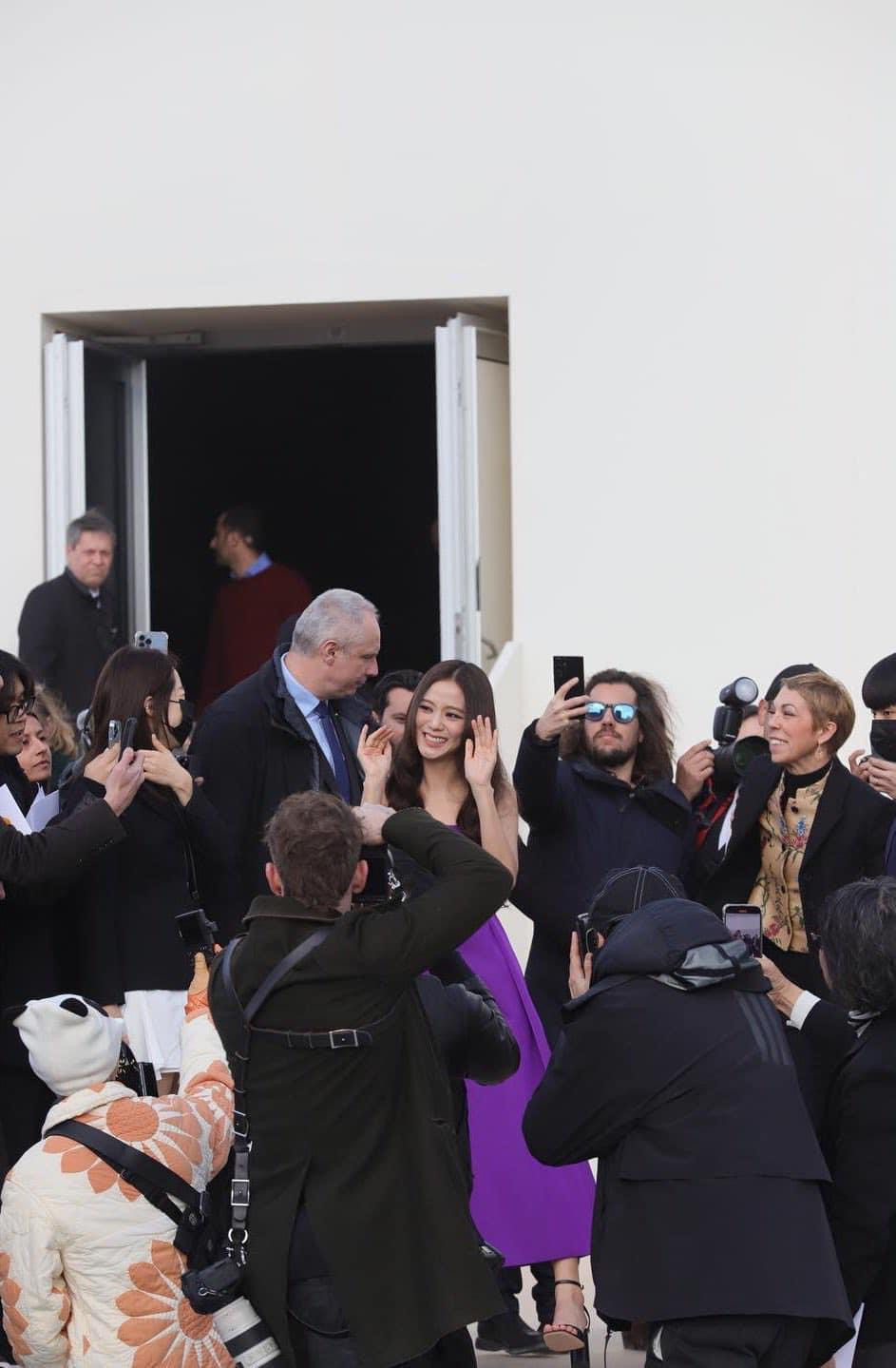 Jisoo được giới truyền thông quốc tế săn đón.