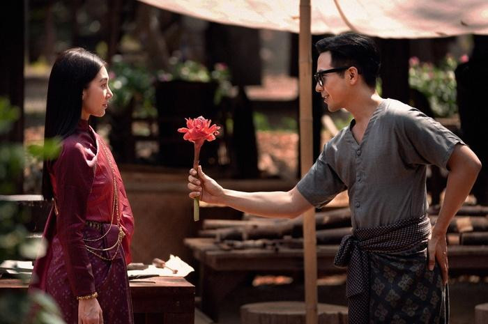 Truyền thông Thái Lan còn cho rằng Ngược Dòng Thời Gian Để Yêu Anh đã giúp Bangkok bớt tắc đường vào giờ cao điểm, bởi một bộ phận khán giả tranh thủ về nhà sớm cho kịp giờ phim. Truyền thông Thái Lan còn cho rằng Ngược Dòng Thời Gian Để Yêu Anh đã giúp Bangkok bớt tắc đường vào giờ cao điểm, bởi một bộ phận khán giả tranh thủ về nhà sớm cho kịp giờ phim.