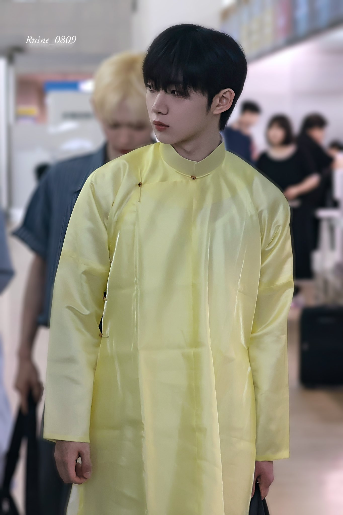 Nam thành viên cùng nhóm là HyeongSeop cũng mặc trang phục truyền thống của Việt Nam nhân dịp tới thành phố Hồ Chí Minh biểu diễn. Nam thành viên cùng nhóm là HyeongSeop cũng mặc trang phục truyền thống của Việt Nam nhân dịp tới thành phố Hồ Chí Minh biểu diễn.